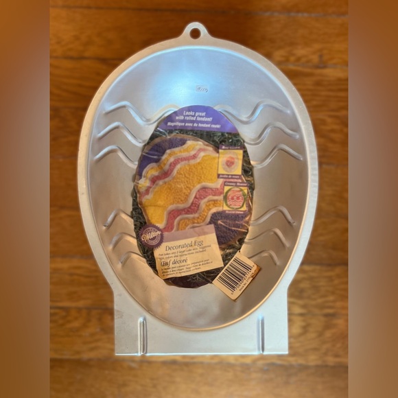 Wilton Other - Wilton Vintage Egg-Shaped Cake Pan with Decorative Insert